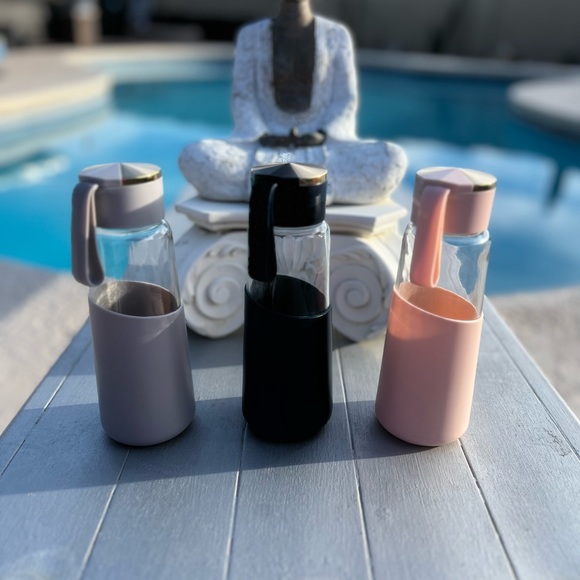 14oz Glass Water Bottle with Twist Top & Handle and Silicone Sleeve - Picture 1 of 13